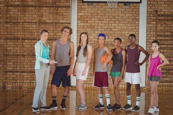 Trainer und Schüler auf dem Basketballplatz — Stockfoto