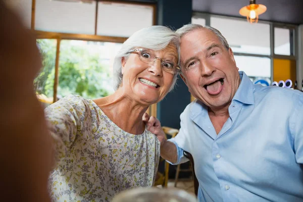 Feliz casal sênior ter diversão — Fotografia de Stock