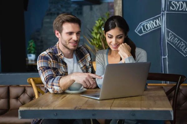 Cuplu folosind laptop în timp ce bea cafea — Fotografie, imagine de stoc