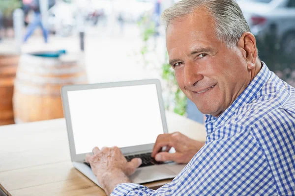 Usměvavá starší muž pomocí digitálních laptop — Stock fotografie