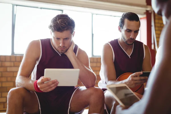 Basketball players using digital tablet — Stock Photo, Image