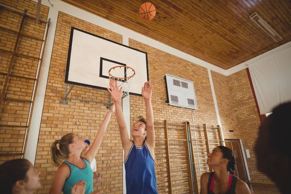 Opgewonden middelbare schoolkinderen scoren van een goal — Stockfoto