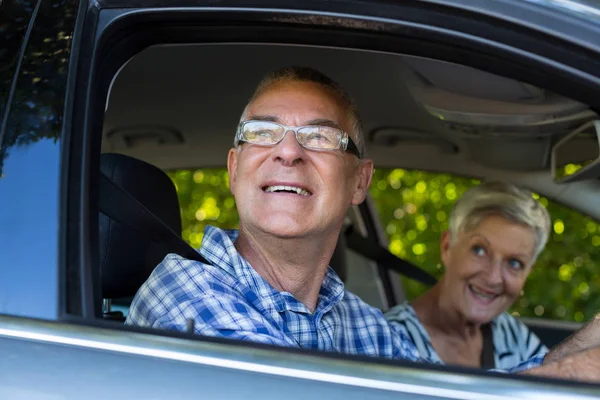 Seniorenpaar schaut aus Autoscheibe — Stockfoto