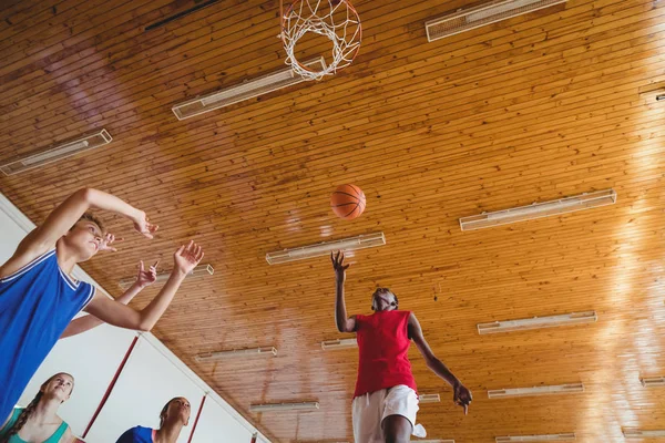 Des lycéens déterminés à jouer au basket — Photo