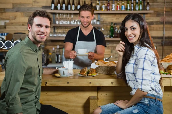 Couple sitting at counter — Stock Photo, Image