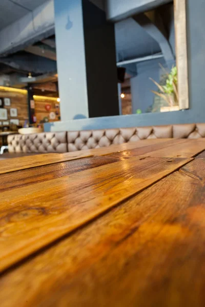 Holztisch vor leerem Café-Laden — Stockfoto