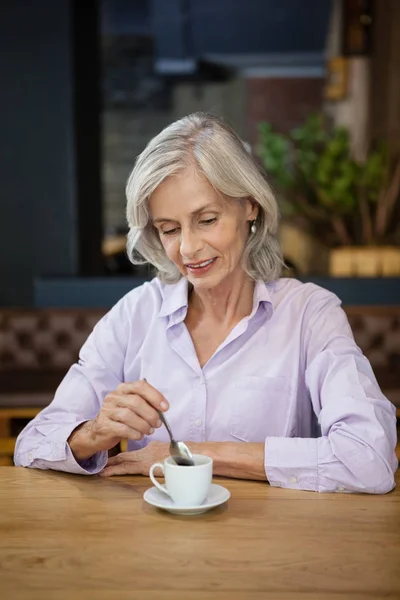 Senior kobieta przy stoliku w kawiarni — Zdjęcie stockowe