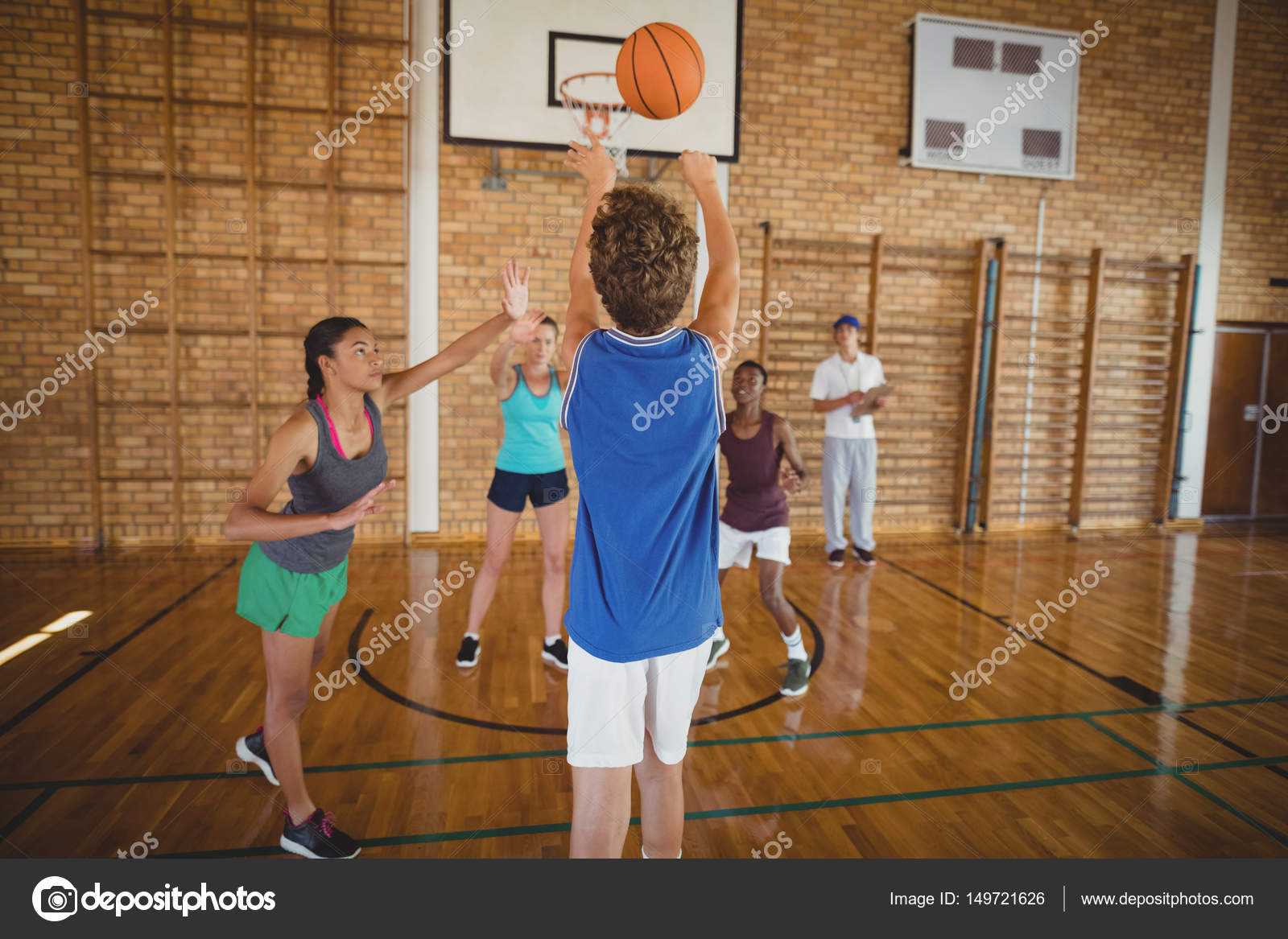 Determinadas crianças do ensino médio jogando basquete — Foto ©  Wavebreakmedia #149721626, image size:1600x1167