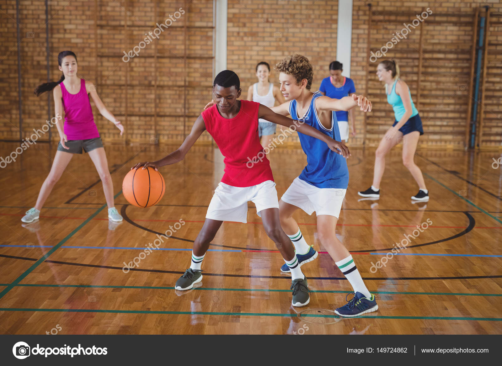 Des lycéens jouant au basket image libre de droit par Wavebreakmedia