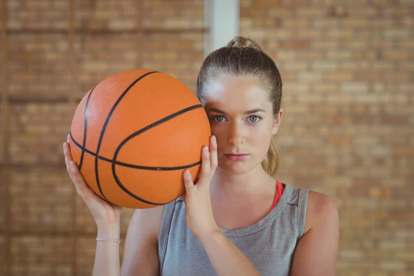 Kız basketbol mahkeme ile ayakta — Stok fotoğraf