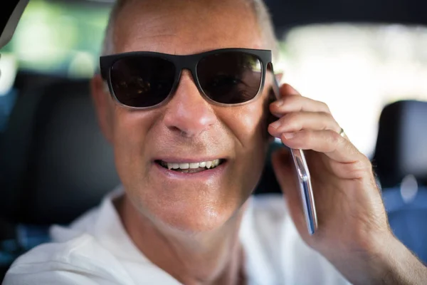 Senior telefoniert im Auto — Stockfoto