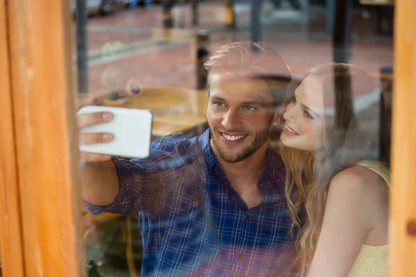 Paar klickt Selfie mit Smartphone — Stockfoto