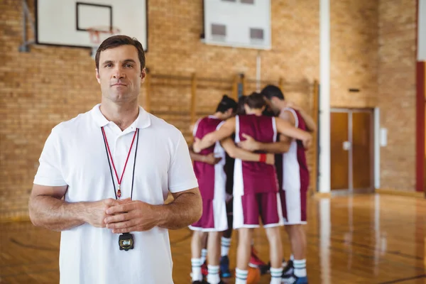 Treinador confiante em pé na quadra de basquete — Fotografia de Stock