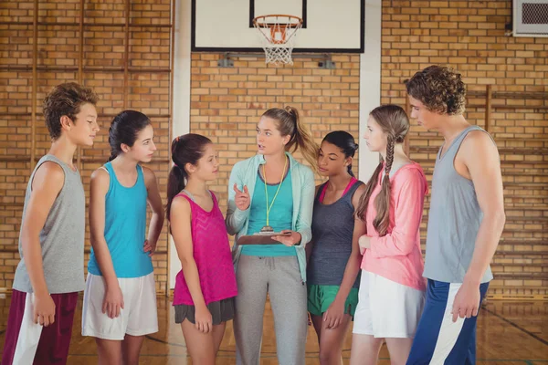 Mentorin für High-School-Kinder — Stockfoto