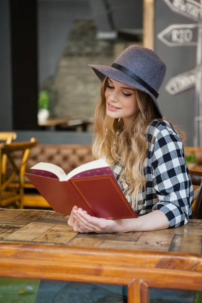 Mooie vrouw met hoed lezen boek — Stockfoto