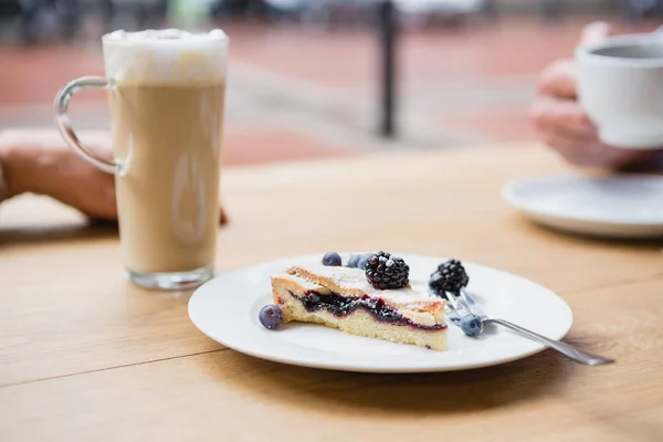 Tarta con moras y arándanos —  Fotos de Stock