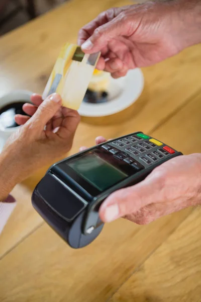 Senior woman making payment through credit card — Stock Photo, Image