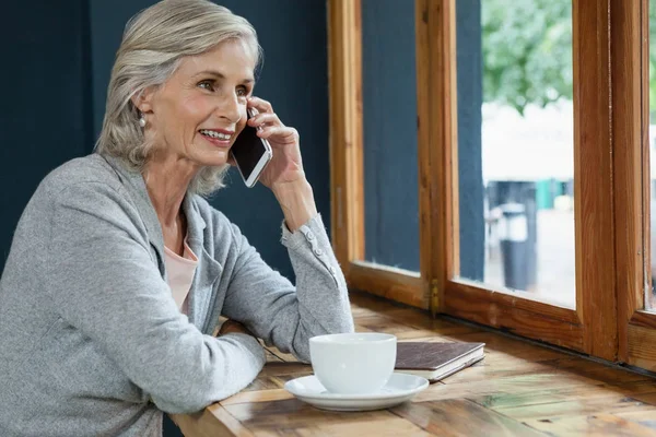 Femeia zâmbitoare vorbind pe telefonul mobil — Fotografie, imagine de stoc