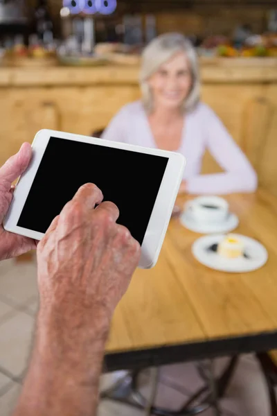 Manos de camarero usando tableta digital — Foto de Stock