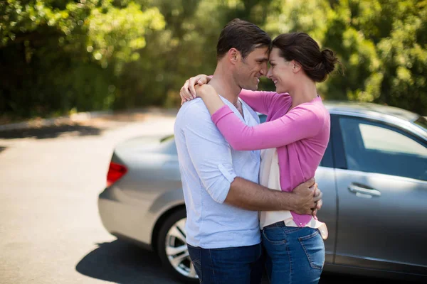 Pareja abrazándose en coche en día soleado — Foto de Stock