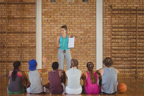 Female coach mentoring high school kids — Stock Photo, Image