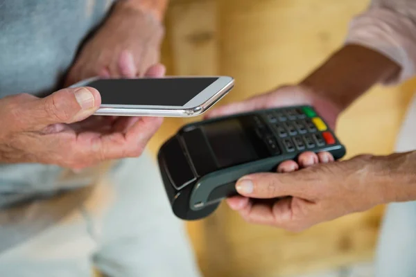 Cliente fazendo pagamento através da tecnologia NFC — Fotografia de Stock