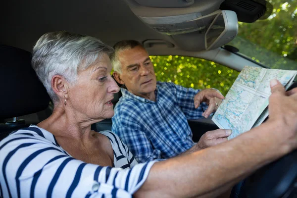 Couple âgé lisant la carte en voiture — Photo