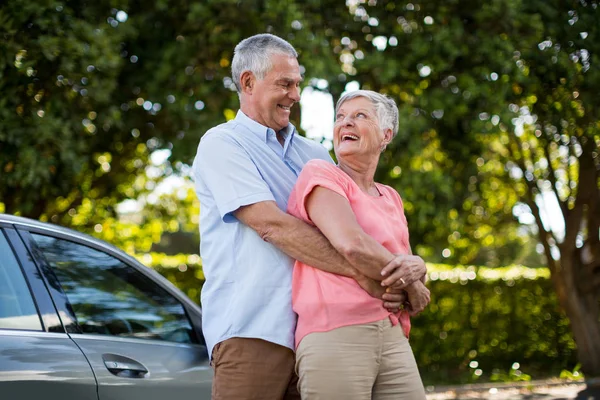 Sorridente coppia anziana godendo in auto — Foto Stock