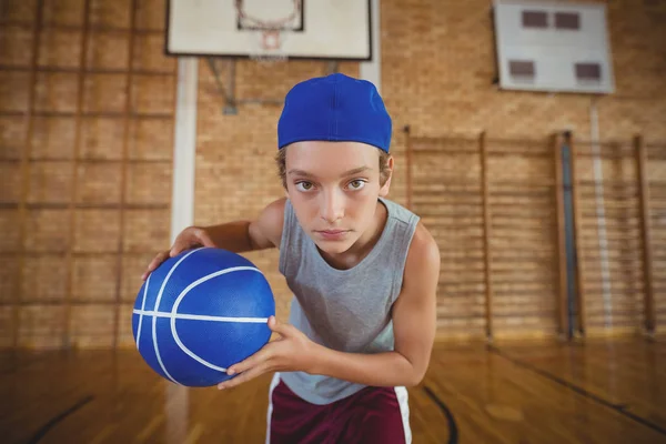 Γυμνάσιο αγόρι παίζει μπάσκετ — Φωτογραφία Αρχείου