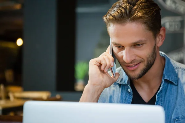 Handsome man talking on mobile phone — Stock Photo, Image