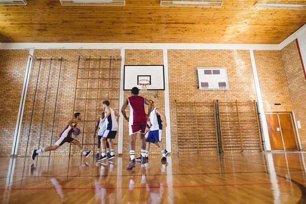 Giocatori di basket che giocano in campo — Foto Stock