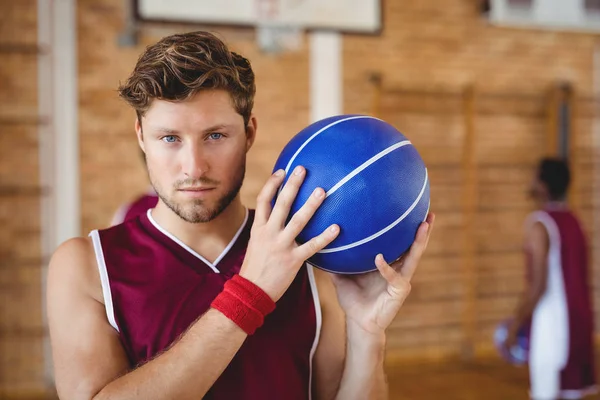 Jogador de basquete confiante segurando basquete — Fotografia de Stock