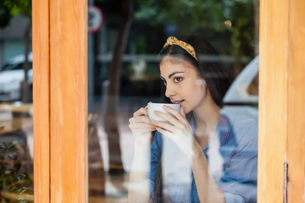 Tankeväckande kvinna dricker kaffe — Stockfoto