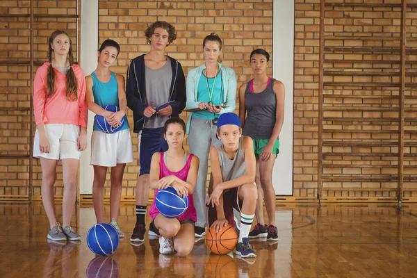 Miúdos do liceu com basquetebol — Fotografia de Stock