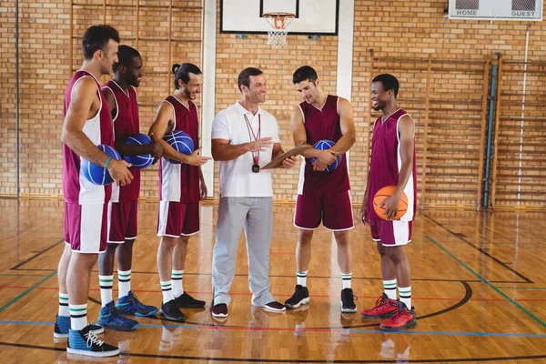 教练与篮球运动员进行交互 — 图库照片