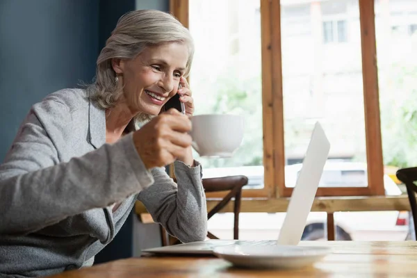 Mujer mayor hablando por teléfono — Foto de Stock