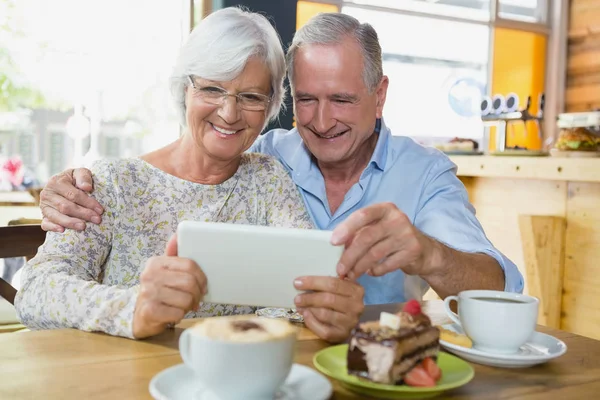 Pareja mayor feliz usando tableta digital — Foto de Stock