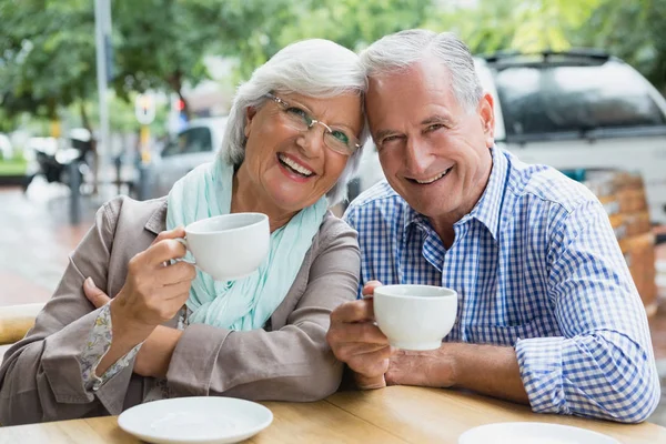 Ritratto di coppia anziana che prende un caffè — Foto Stock