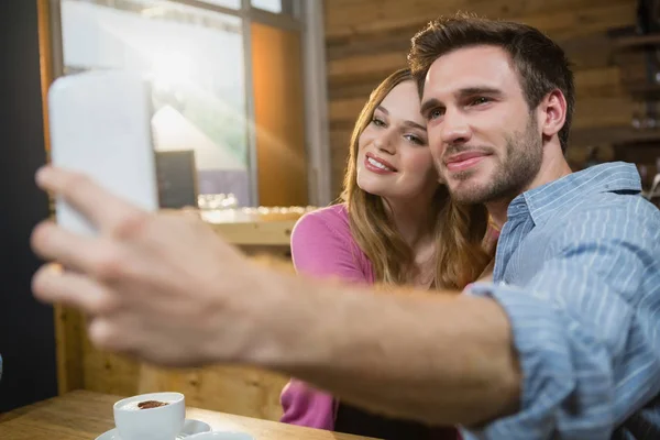 Cuplu care face selfie la telefon — Fotografie, imagine de stoc