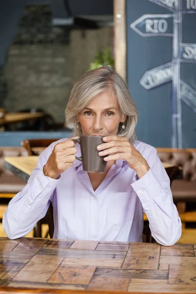 커피를 마시는 나이든 여자 — 스톡 사진