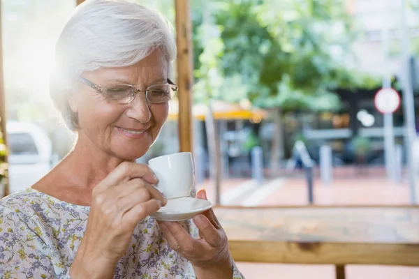 Glad senior kvinna ha kaffe — Stockfoto