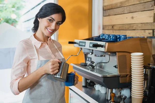 Serveerster gieten koffie in Beker — Stockfoto