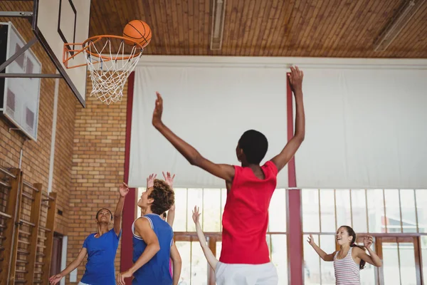 Basketbol oynarken kararlı yüksek okul çocukları — Stok fotoğraf