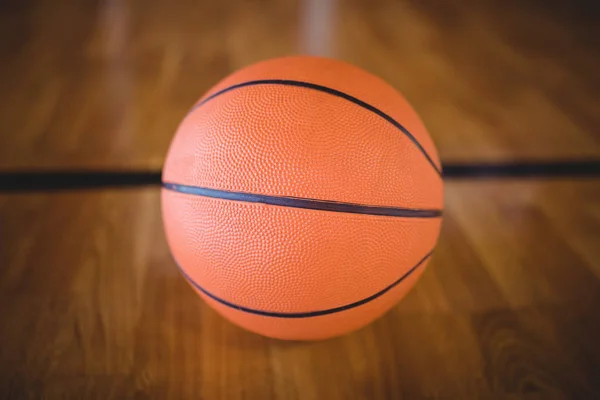 Gros plan sur le basketball au tribunal — Photo