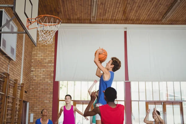 Determinadas crianças do ensino médio jogando basquete — Fotografia de Stock