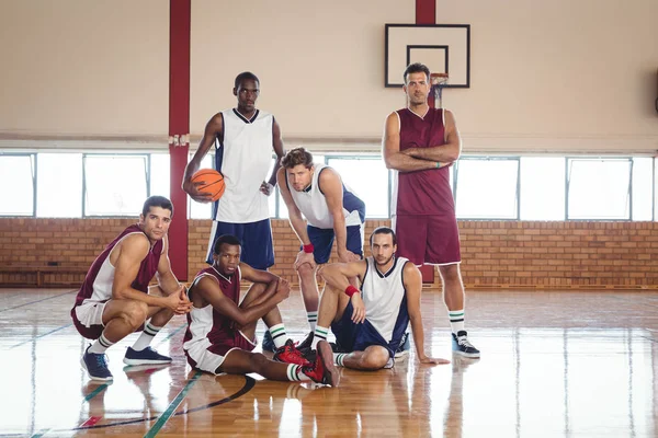 Уверенные баскетболисты на корте — стоковое фото