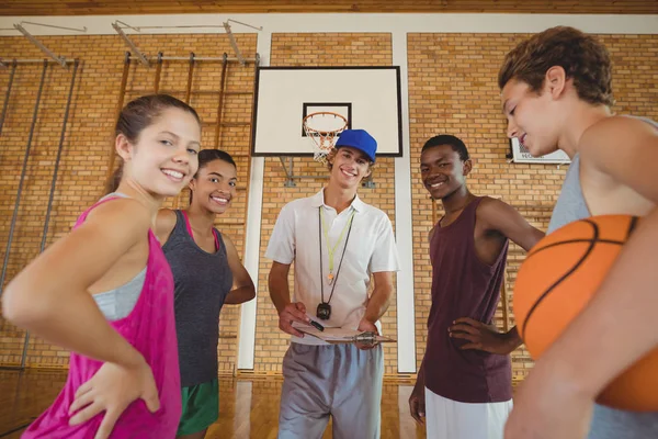 Ragazzi delle scuole superiori e il loro allenatore — Foto Stock