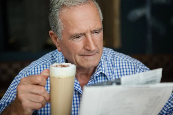 Senior man läser tidningen — Stockfoto