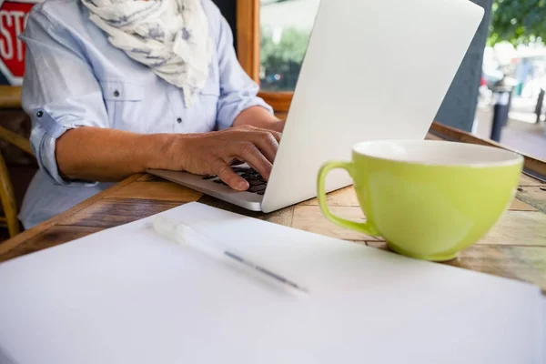 Seniorka pracująca na laptopie — Zdjęcie stockowe