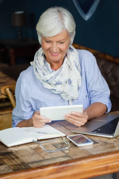 Donna anziana utilizzando tablet digitale — Foto Stock